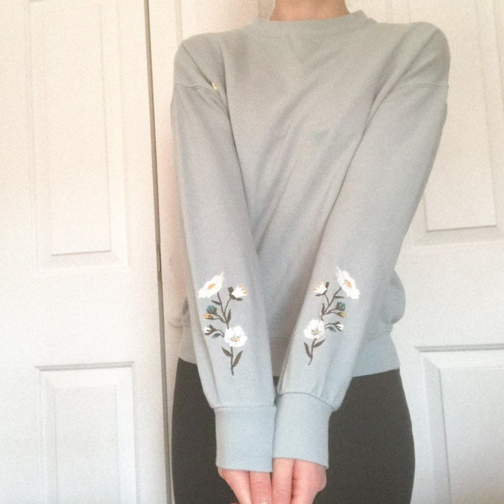 Flower embraided sweater